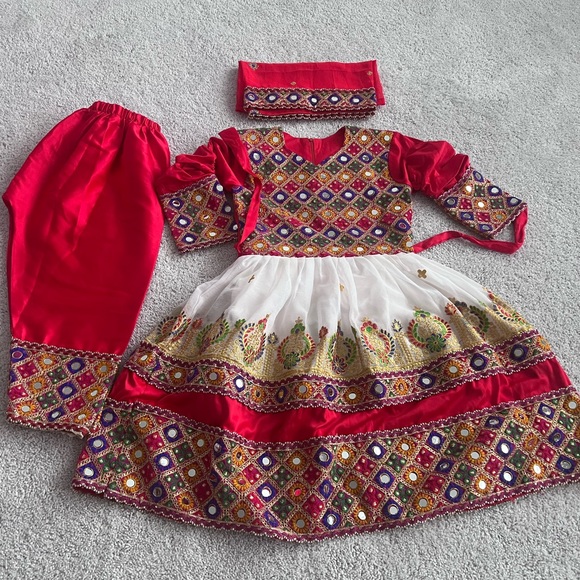Red and white afghan dress - Picture 4 of 4
